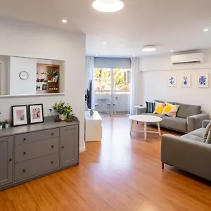 https://finikoudes-3-bedroom-seaview-flat.protaras-cy-hotels.com